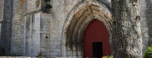 La collégiale Notre-Dame, fondée au XIIIe siècle, est un des rares édifices d’architecture gothique en Angoumois. Son intérieur, très spacieux, est éclairé par une très belle rosace du XVIe siècle. Une élégante balustrade ajourée et un clocher du XIVe siècle surmonté d’une flèche octogonale avec quatre clochetons complètent la façade de cet édifice. L’orgue, de la maison Cavaille-Coll, date de 1899. L’église est classée aux Monuments historiques depuis 1909
