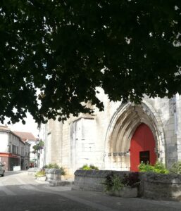 La collégiale Notre-Dame, fondée au XIIIe siècle, est un des rares édifices d’architecture gothique en Angoumois. Son intérieur, très spacieux, est éclairé par une très belle rosace du XVIe siècle. Une élégante balustrade ajourée et un clocher du XIVe siècle surmonté d’une flèche octogonale avec quatre clochetons complètent la façade de cet édifice. L’orgue, de la maison Cavaille-Coll, date de 1899. L’église est classée aux Monuments historiques depuis 1909